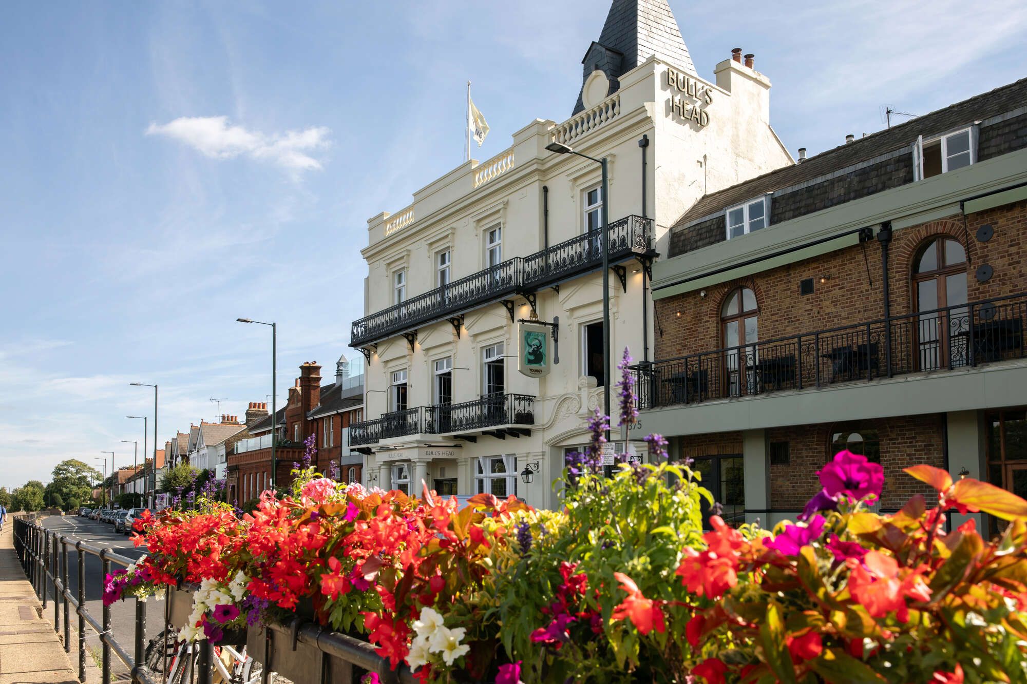 Exterior of The Bull's Head in Barnes